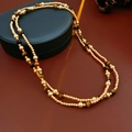 Dettaglio di una collana lunga a doppio strato con perle dorate e pietre occhio di tigre - Doppio Strato / Collana-Caffè