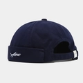 Détail du bonnet docker bleu marine avec broderie Asher et boucle en métal ajustable - Réglable / Bleu marine