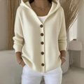 Cremeweiße Strickjacke mit Kapuze, braunen Knöpfen und weichem, lässigem Stil - S / Oberteile / Aprikose