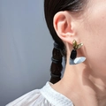Orecchini a cuore bicolore oro e argento indossati con un design geometrico e minimalista - Oro e Argento