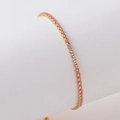 Nahaufnahme eines rosafarbenen Zirkon-Tennisarmbands mit edler Goldbeschichtung - Gold Rosa Zirkon