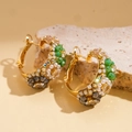 Detalle de pendientes vintage dorados con cuentas verdes, piedras grises y perlas - Aro en forma de C con Cuentas / Dorado (Pasador de pendientes de plata de ley 925)