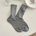 Chaussettes mi-mollet grises à pois noirs avec bordure ondulée en dentelle délicate - Taille unique / Gris clair