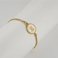 Elegant 18K gold-plated stainless steel bracelet with letter E shell charm pendant - Letter E / Gold/White Shell