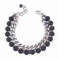 Detail eines zweireihigen Herrenarmbands mit Lavasteinperlen und Edelstahlkette - Lavastein (Schwarz)