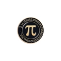 Gros plan sur la broche en émail noir et or avec le symbole Pi et chiffres décimaux - Style Symbole Pi (XZ4672)