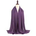 Detail van de elegante drapering en zachte chiffontextuur van de paarse hijab op een mannequin - 175*75cm / Violet