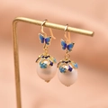 Elegante Goldohrringe mit weißen Barockperlen-Anhängern und blauen Emaille-Schmetterlingen - Schmetterling Große Perle Ohrhänger