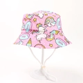 Nahaufnahme des rosa Baumwoll-Sonnenhuts mit bunten Einhorn-Prints und Kordelzug für Kinder - Rosa Einhorn