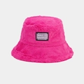 Gros plan du bob en peluche rose avec un écusson noir brodé Make It Happen - M (56-58cm) / Rose rouge