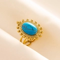 Dettaglio dell'anello dorato regolabile con turchese ovale e bordo perlato vintage - Anello d'Oro / Turchese Blu Scuro