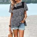 Zwarte dames top met bloemenprint en kanten schouderdetails voor de zomerse vakantie - S / Zwart