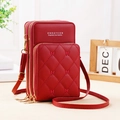 Detalle de funda de móvil roja acolchada con tres cremalleras y bordado de mariposa - Rojo