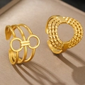 Anillos dorados geométricos irregulares de acero inoxidable con textura ondulada y diseño - Set de 2 piezas / Dorado