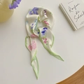 Détail d'un foulard en soie à fleurs avec iris, pensées et bordures roulées vertes - Vert Tendre Floral