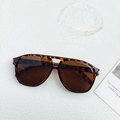 Oversized pilot sunglasses with tortoise shell frame and dark brown lenses - Leopard Print