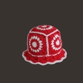 Handgefertigter Häkel-Fischerhut mit rot-weißen Blumenmustern im Retro-Design - M (56-58cm) / Roter Hut mit fünf Blumen
