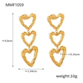 Dettaglio orecchini a cuore dorati con altezza 5,0 cm e finitura in metallo martellato - Triplo Cuore Trama Irregolare (F1059) / Oro