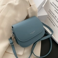 Borsa a tracolla blu con finiture argentate e scritte di tendenza alla moda - Blu