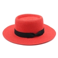 Dettaglio cappello di paglia rosso con tesa larga piatta e fiocco in nastro nero chic - M (56-58cm) / Rosso