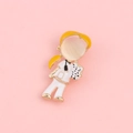Broche infirmière en émail avec cheveux dorés et perle sur un fond rose tendre - Infirmière Dessin Animé