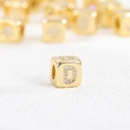 Makroaufnahme des 18k Goldwürfel-Anhängers mit funkelndem Buchstaben D aus Zirkonia - D (Einzelner Anhänger)