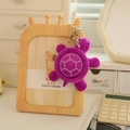 Porte-clés tortue en peluche violette avec fermoir en métal sur un cadre en bois - Style Violet (款式1)
