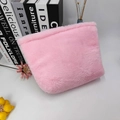 Primer plano de bolsa de maquillaje rosa de felpa con textura suave de piel sintética - Rosa