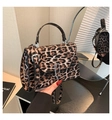 Sac à main chic à motif léopard avec boucle en métal argenté et bandoulière réglable - Marron