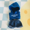 Plüschpuppen-Outfit mit blauem Fear Of God State Hoodie und Denim-Shorts im Set - Passend für 17cm Puppe / Buchstabendruck Hoodie + Jeans Set / Blau