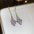 Dettaglio di orecchini di cristallo viola con ganci dorati su un portagioie - Stile Gancio Per Orecchio Con Nappa a Grappolo / Viola-Oro