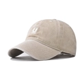 Nahaufnahme der weißen U-Stickerei auf einer beigen Baseballkappe aus gewaschener Baumwolle - Verstellbar / Beige