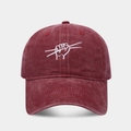 Détail d'une casquette de baseball en denim délavé bordeaux avec broderie de poing blanc - Réglable / Bordeaux