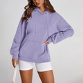 Détail d'un sweat à capuche lilas oversize avec épaules tombantes et poche frontale - Lavande