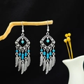 Détails de boucles d'oreilles bohèmes argentées avec perles turquoise et plumes - Bleu (Plume de Diamant)