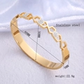 Brazalete de acero inoxidable dorado con diseño hexagonal calado y cristales brillantes - Diámetro interior 50x60mm/Ancho 8mm / Dorado