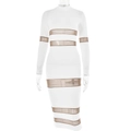 Dettaglio dell'abito aderente bianco a maniche lunghe con strisce in mesh trasparente e collo alto - M / Bianco