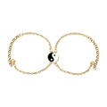 Vue détaillée de bracelets dorés avec breloques Yin Yang en émail noir et blanc - Chaîne Fine / Paire d'or
