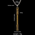 Collier en acier inoxydable avec pendentif bâton doré et dimensions sur fond noir - Doré