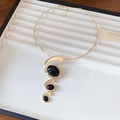 Gouden choker ketting met zwarte harsstenen en spiraalvormige metalen hangers voor dames - Chokerketting / Goud-Zwart