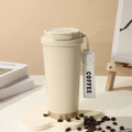 Isolierter beiger Kaffeebecher 500ml Keramik-Innenfutter mit Trinkhalm und Gurt - Weiße Maiglöckchen (Schlichte Tasse)