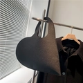 Minimalistische schwarze Handtasche in Herzform aus Filz mit asymmetrischem Design - Schwarz
