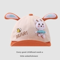 Dettaglio del cappellino neonato con orecchie da coniglio 3D e ricamo ape colorato - Neonato 0-3 anni 45-48CM / Arancione