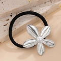 Dettaglio dell'elastico per capelli con fiore in metallo argento e perla centrale - Elastico per Capelli Fiore a Cinque Petali (820570) / Argento