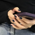Eleganti unghie finte blu navy mostrate sulla mano di una modella in una posa naturale - Verde Vasto (BY1314) / Stile Colla per Fototerapia