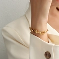 Elegante bracciale a catena a forma di U in oro 18k indossato da una modella in primo piano - 15+5cm / Bracciale Oro