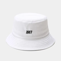 Dettaglio del cappello pescatore in cotone bianco con stampa 1987 e tesa impunturata - M (56-58cm) / Bianco