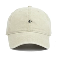 Gros plan de la broderie lettre R noire sur une casquette en coton délavé beige clair - Blanc Cassé