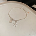 Detalle de la pulsera plateada de océano con dijes de estrella de mar, concha y perla - Estilo Estrella de Mar Concha / Plateado