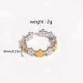Detail view of two-tone daisy ring showing 6mm width and 2g weight measurements - Daisy Flower Style (款式7)